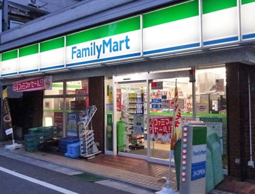 コンビニ　ファミリーマート 巣鴨三丁目店（コンビニ）まで38m