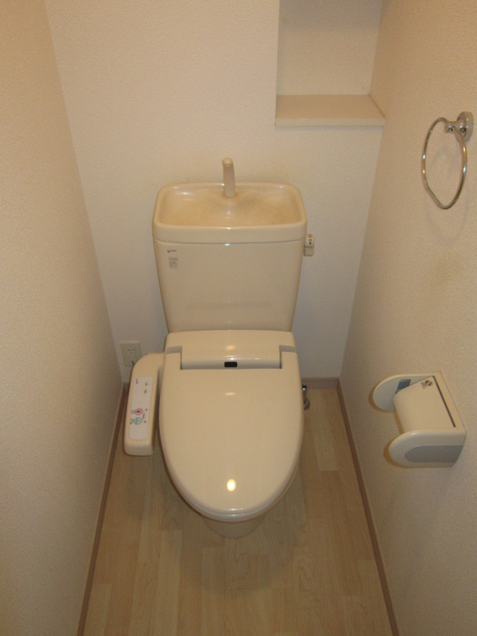 トイレ　反転タイプの別のお部屋になります
