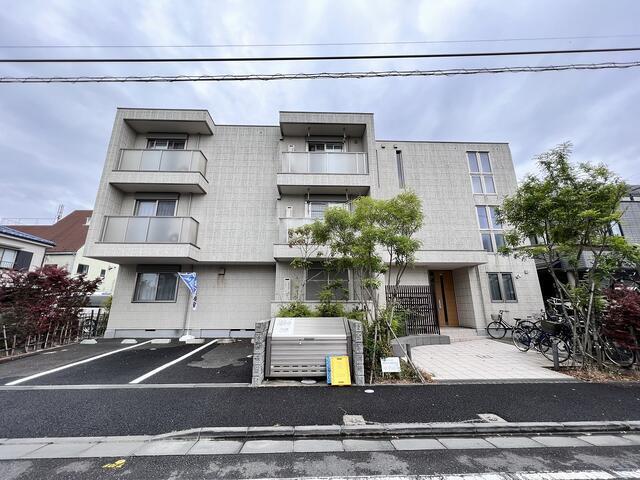 建物外観　３階建ての賃貸マンション
