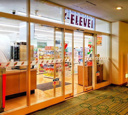 コンビニ　セブン－イレブングランドプリンスホテル新高輪店（コンビニ）まで325m