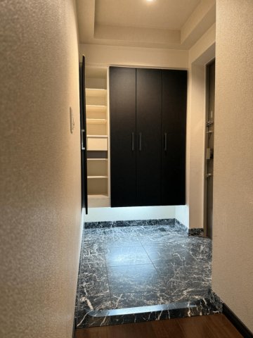 玄関　広い玄関と下駄箱