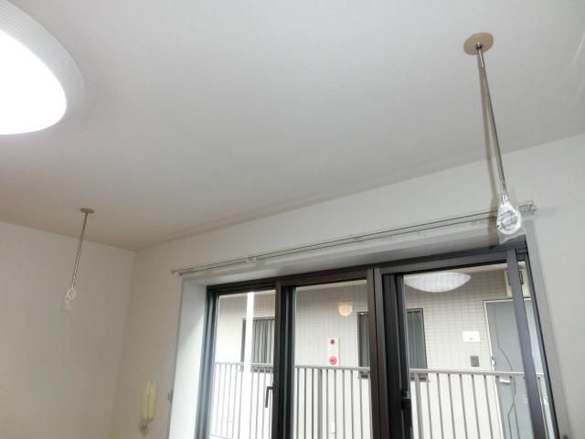 バルコニー　便利な室内物干しがついてます