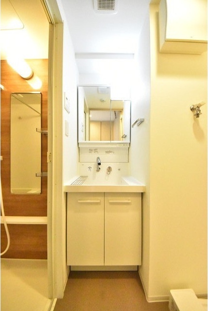 洗面設備　別部屋反転写真