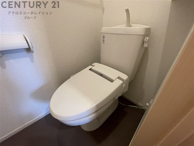 トイレ　温水洗浄便座付きのトイレです♪