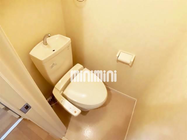 トイレ　嬉しい温水洗浄便座付きのトイレです。