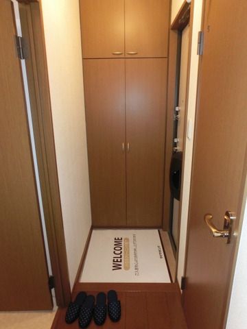 玄関　玄関は下駄箱付です。