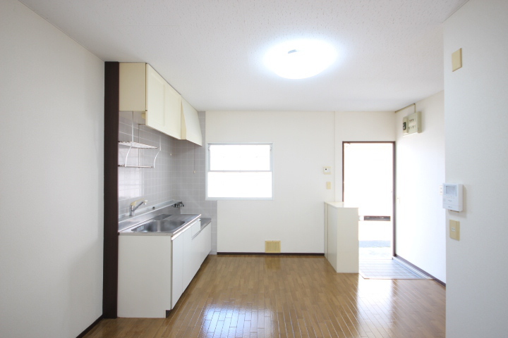 キッチン　ダイニングキッチン６帖です！居室側からの眺めです。