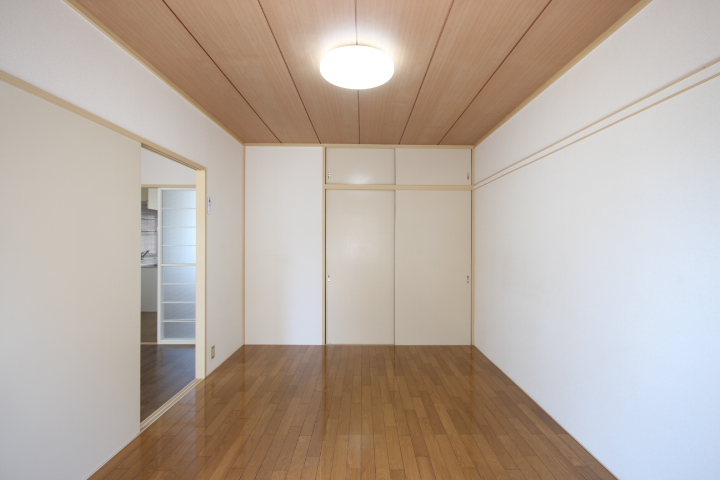 その他部屋・スペース　南向き洋室６帖です！バルコニー側からの眺めです。