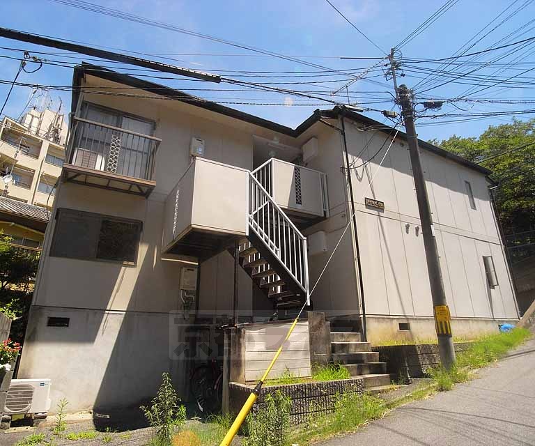 京都市東山区泉涌寺東林町のアパートの建物外観