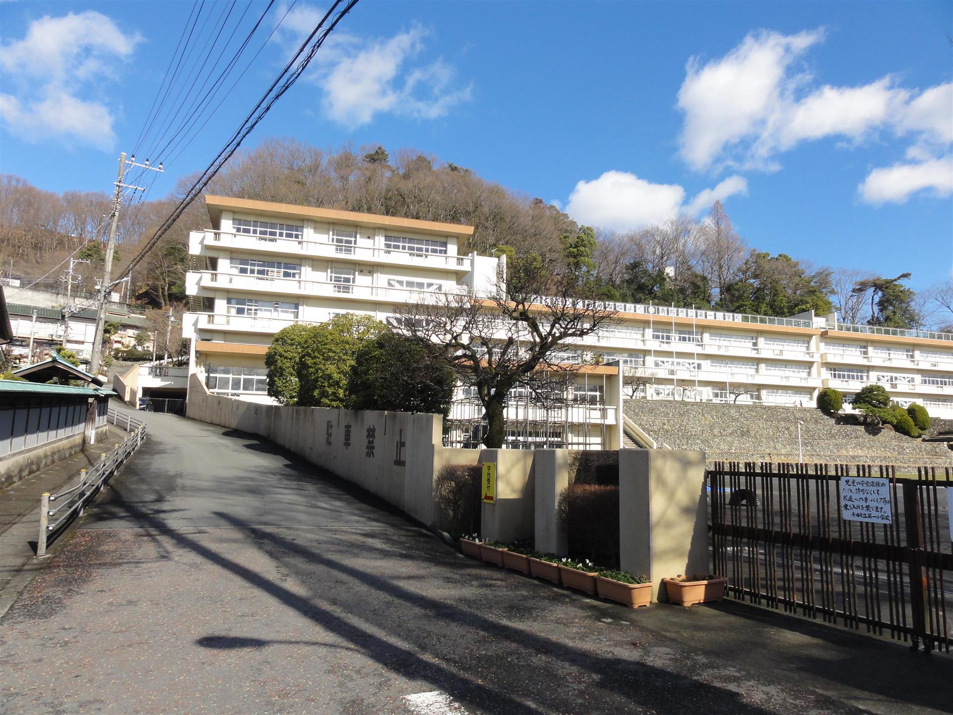 【青梅市千ヶ瀬町のアパートの小学校】