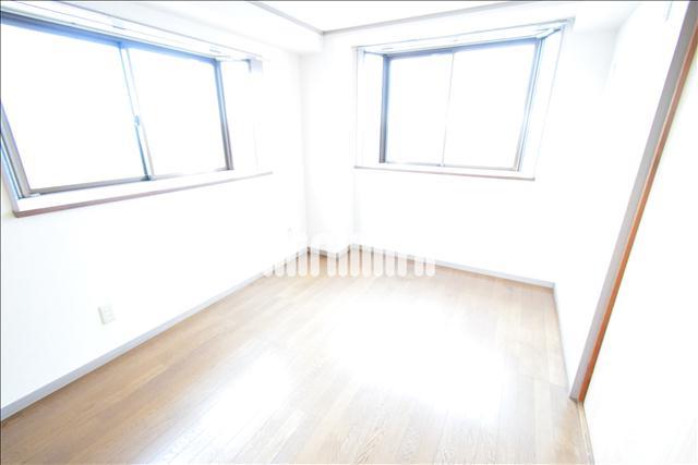 居室・リビング　２面採光で日当たり良好です！