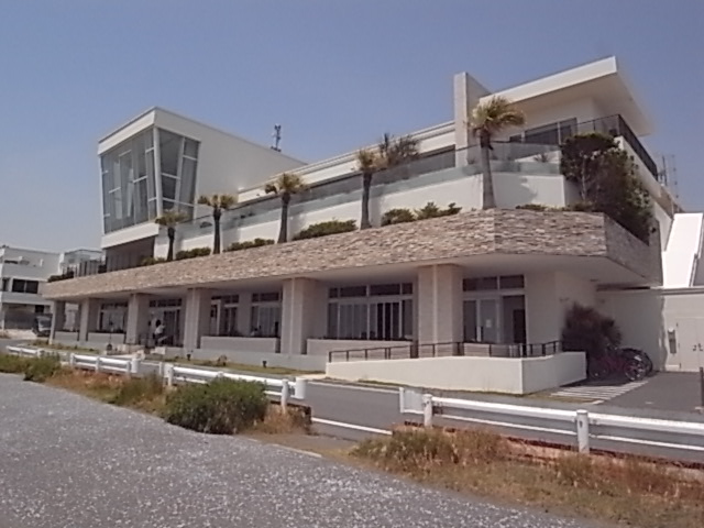 ショッピングセンター　サザンビーチカフェ（ショッピングセンター）まで441m