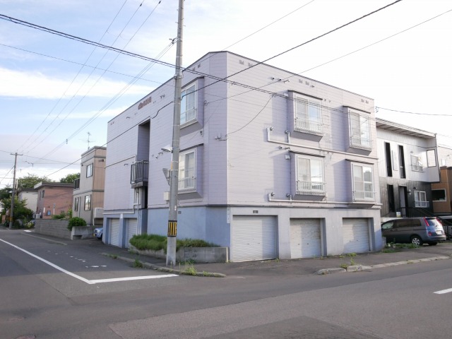 札幌市東区北二十八条東のアパートの建物外観