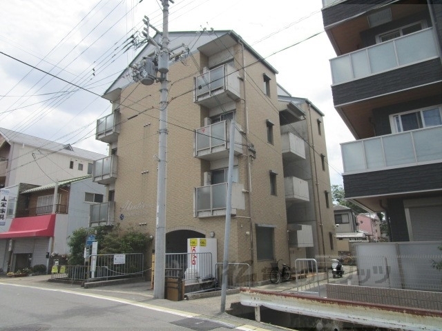 京都市西京区川島玉頭町のマンションの建物外観
