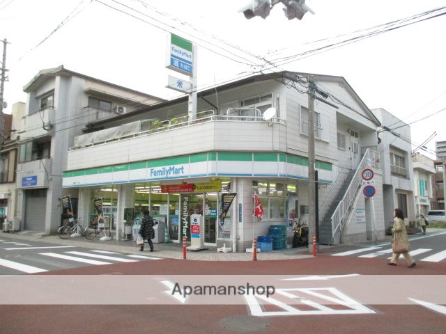 コンビニ　ファミリーマート（コンビニ）まで555m