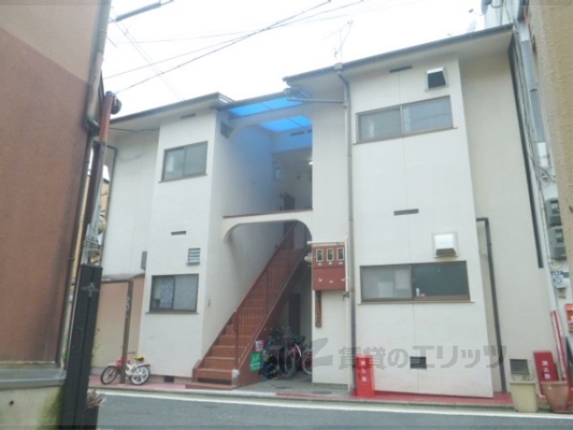 京都市東山区興善町のアパートの建物外観