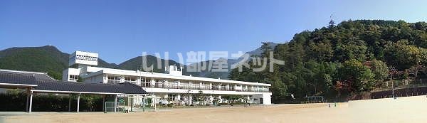 小学校　丹波市立崇広小学校（小学校）まで1637m