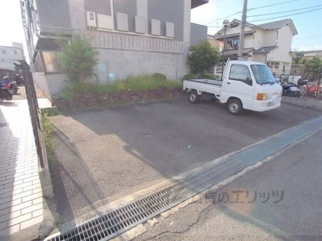 【アンフィニィ西町の駐車場】