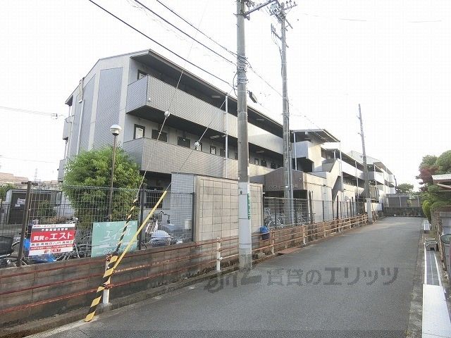 【アンフィニィ西町の建物外観】