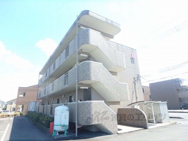 【守山市金森町のマンションの建物外観】