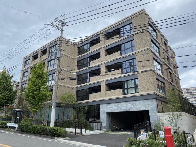 【芦屋市朝日ケ丘町のマンションの建物外観】