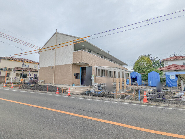 【伊勢崎市境女塚のアパートの建物外観】