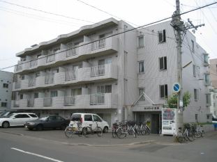 札幌市豊平区平岸二条のマンションの建物外観