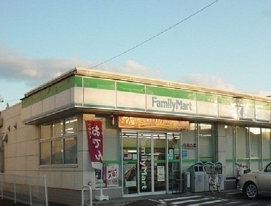 コンビニ　ファミリーマート（コンビニ）まで300m
