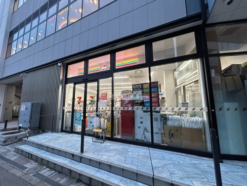 コンビニ　セブンイレブン 京急ST金沢八景店（コンビニ）まで327m