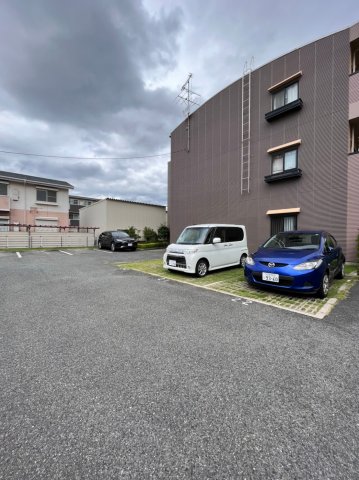 【泉大津市寿町のマンションの駐車場】