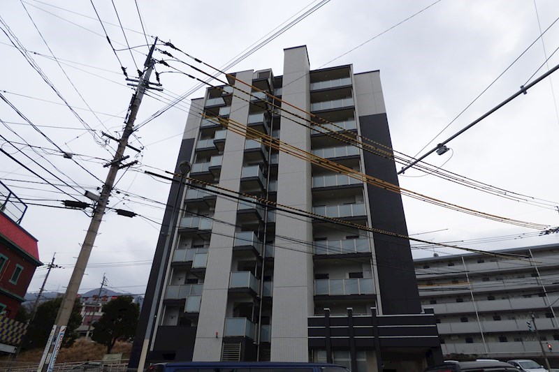 【北九州市八幡西区岸の浦のマンションの建物外観】