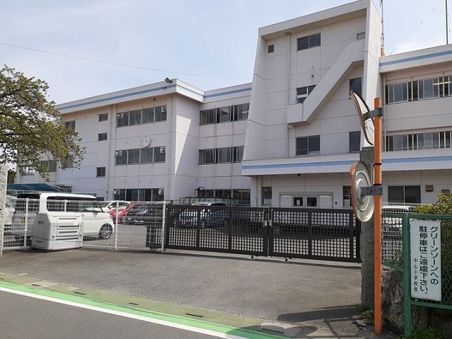 【ラフレシール　リヴィエラIの小学校】