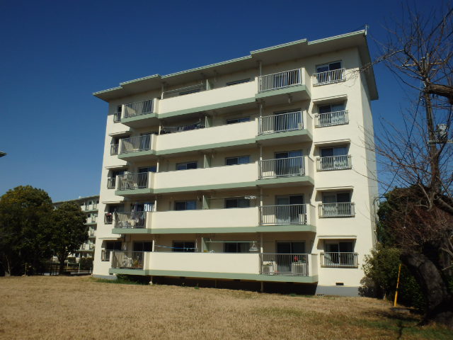 六ッ川台団地2-1号棟の建物外観