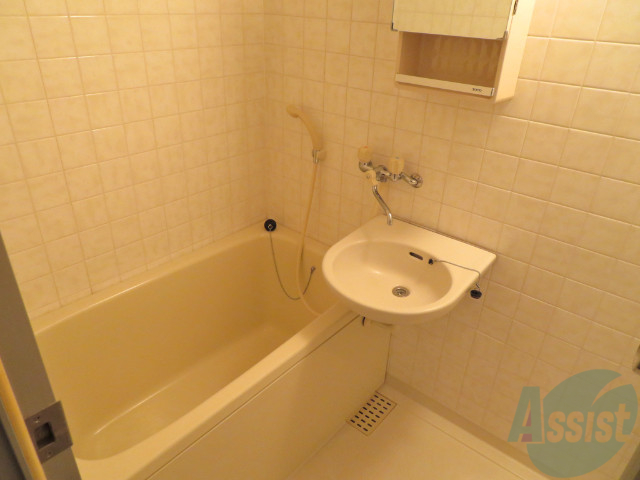 バス・シャワールーム　お風呂です。水を止め忘れないようにしましょう。