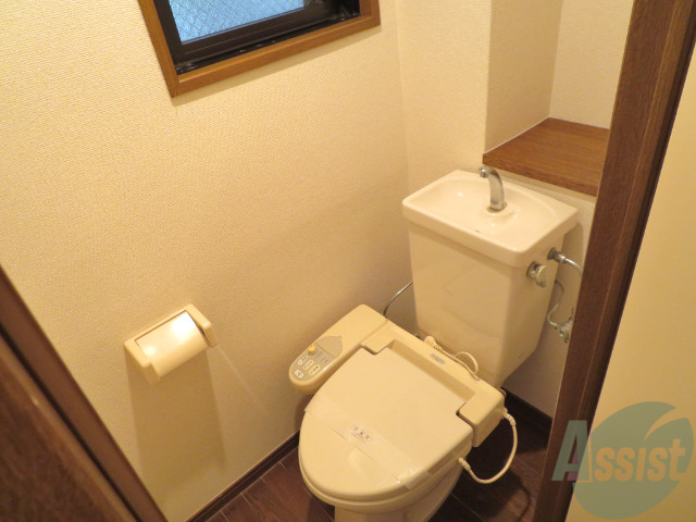 トイレ　ウォッシュレット付き。おしりに優しい設備です。