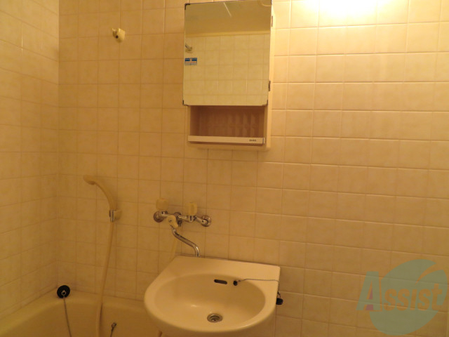 洗面設備　洗面台です。こまめな掃除が清潔に保つこつ。