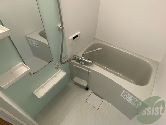 バス・シャワールーム　バスルームです、追い焚き機能も付いていて便利ですね