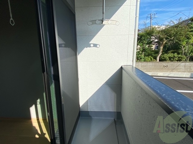 バルコニー　バルコニーは南向きでお洗濯もはかどりそうですね