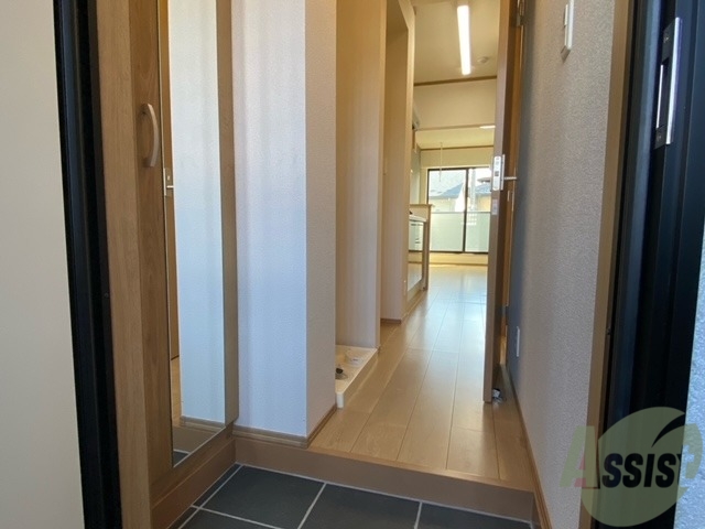 玄関　玄関を入ると姿見付きのシューズボックスがありますね