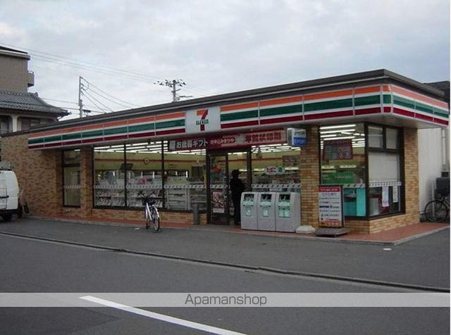 コンビニ　セブンイレブン（コンビニ）まで823m
