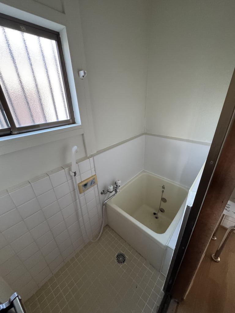 バス・シャワールーム　窓のある浴室