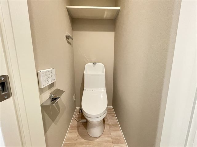 トイレ　落ち着いた色調のトイレです