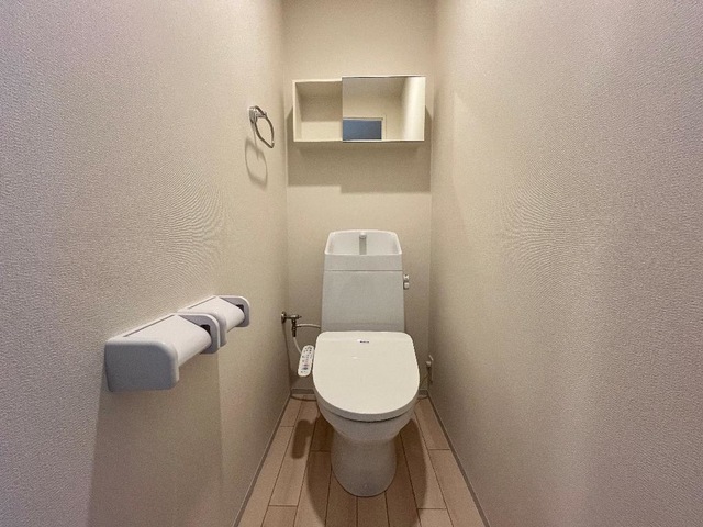 トイレ　同施工のイメージ写真のため、色合いは異なる場合があります。