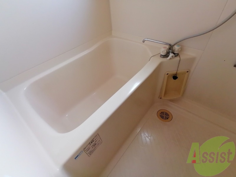 バス・シャワールーム　お風呂は肩まで浸かれる広さですね。ゆっくり暖まりましょう。