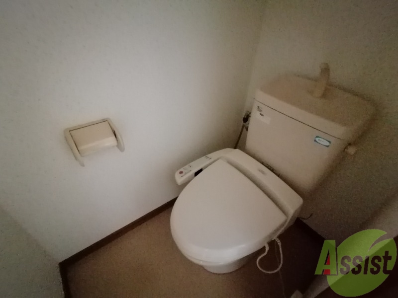 トイレ　温水洗浄便座はあって嬉しい設備の１つですね。