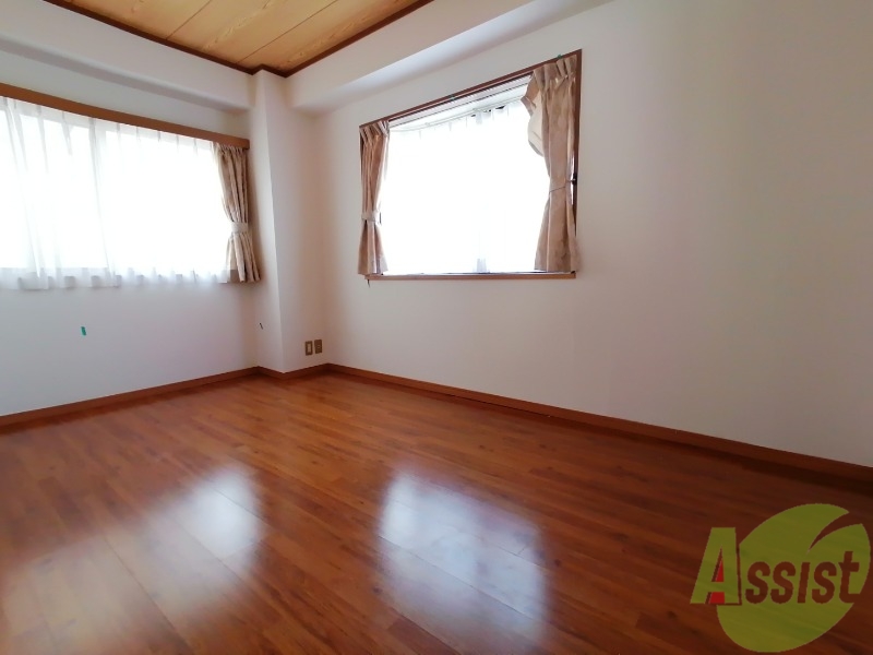 その他部屋・スペース　寝室には窓が２つ。毎朝、太陽光で起きれそうですね。