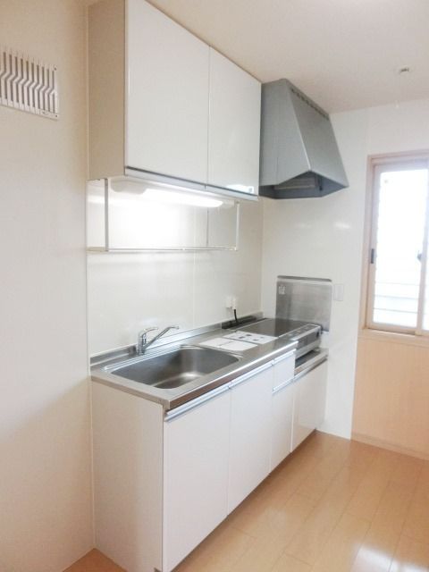 キッチン　窓付きで換気がし易いです