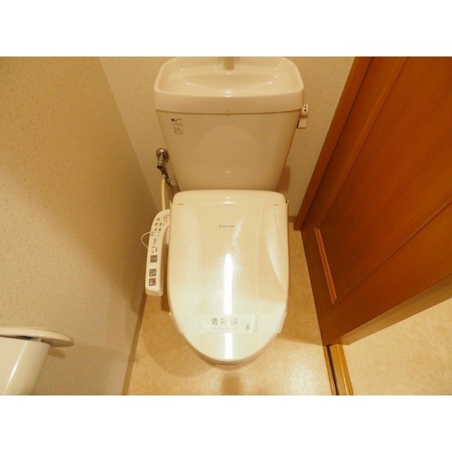 トイレ　温水洗浄便座。小窓も付いています！