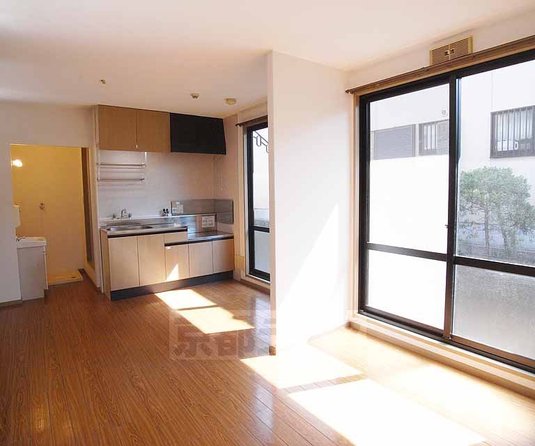 居室・リビング　大きな窓が特徴的なお部屋です。