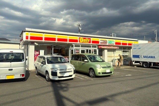 コンビニ　デイリーヤマザキ（コンビニ）まで240m